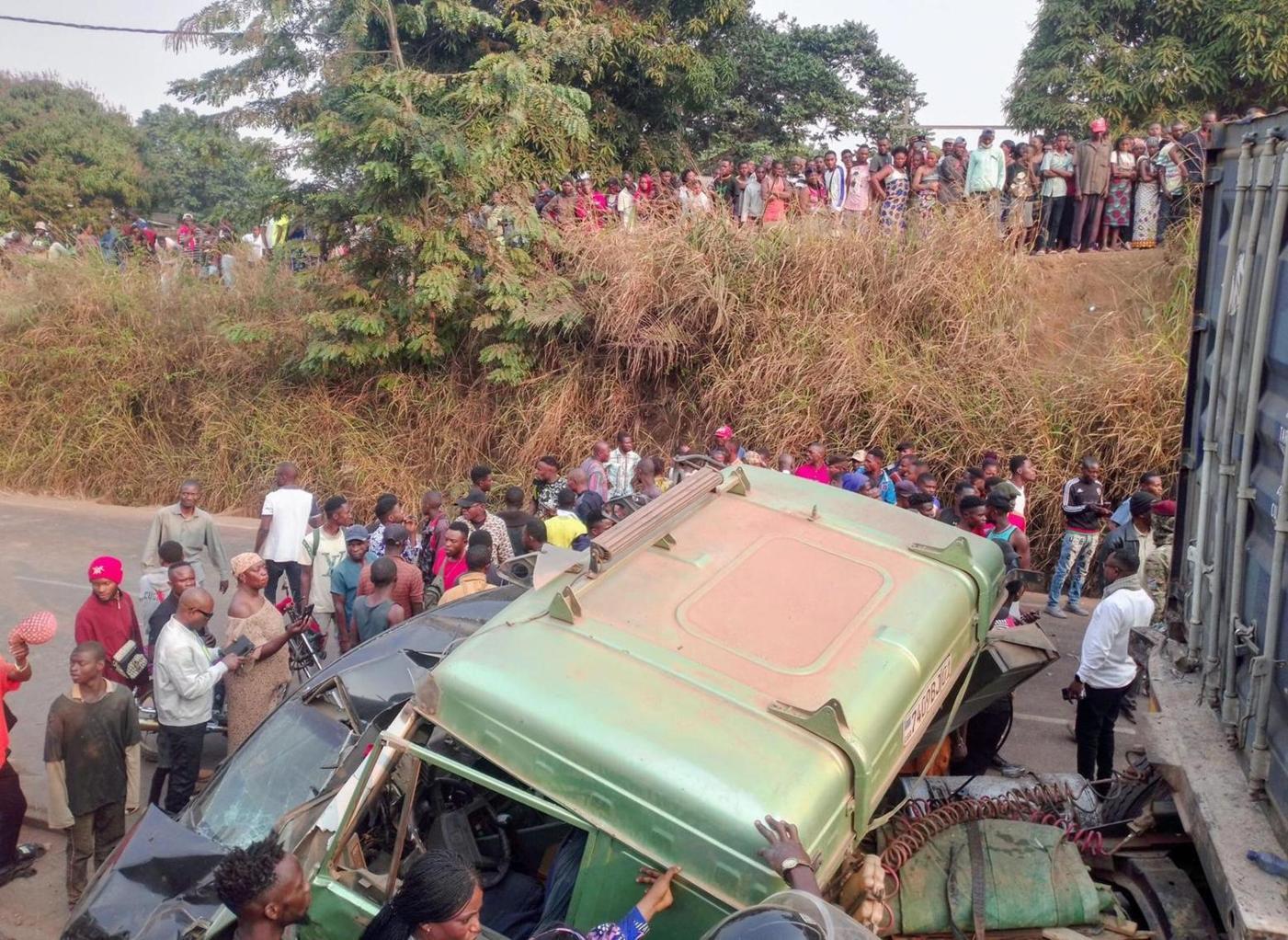 Accident Mortel à Mbanza-Ngungu Impliquant Camion de Ciment Accident Mortel à Mbanza-Ngungu Impliquant Camion de Ciment