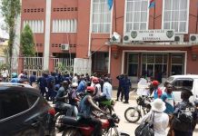 Agents de l’Hôtel de Ville de Kinshasa en grève pour salaires Agents de l'Hôtel de Ville de Kinshasa en grève pour salaires
