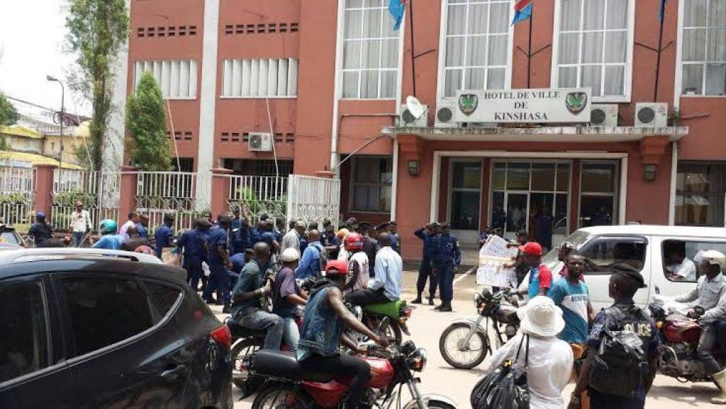 Agents de l'Hôtel de Ville de Kinshasa en grève pour salaires Agents de l'Hôtel de Ville de Kinshasa en grève pour salaires