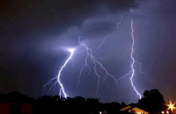 Kasaï-Central: Deux Enseignants Tués Par La Foudre Kasaï-Central: Deux Enseignants Tués Par La Foudre