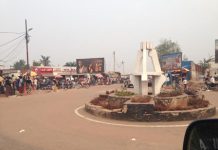 Fuite d’une famille après le meurtre d’une fille Fuite d'une famille après le meurtre d'une fille