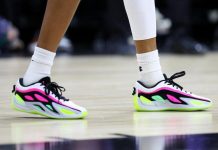 Grincement Des Baskets Sur Le Parquet Comme Mini-Séisme Grincement Des Baskets Sur Le Parquet Comme Mini-Séisme