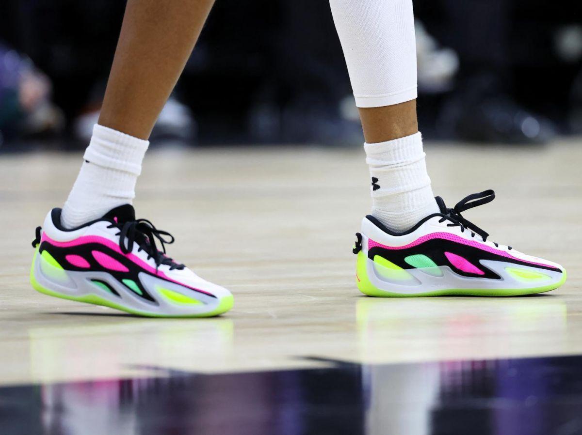 Grincement Des Baskets Sur Le Parquet Comme Mini-Séisme Grincement Des Baskets Sur Le Parquet Comme Mini-Séisme