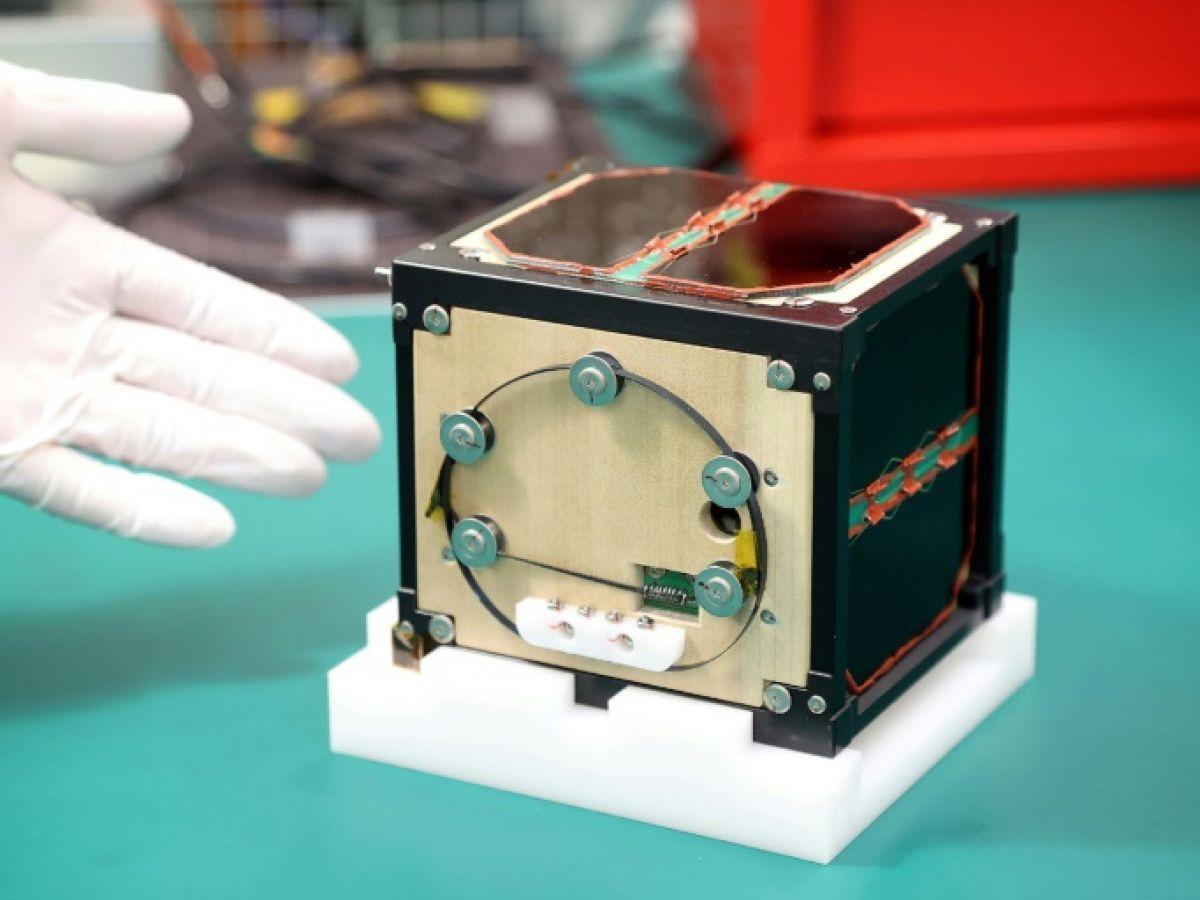 Le premier satellite en bois construit au Japon Le premier satellite en bois construit au Japon