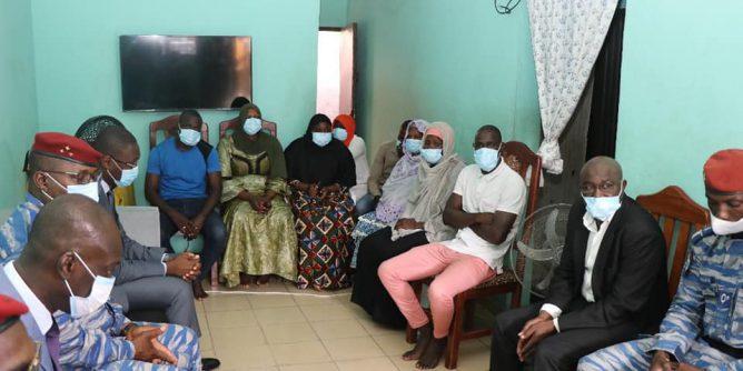 Côte-d’Ivoire: Le ministre du Budget et le Commandant supérieur réconfortent la famille de l’adjudant Sanogo Côte-d’Ivoire: Le ministre du Budget et le Commandant supérieur réconfortent la famille de l’adjudant Sanogo