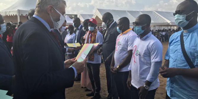 250 000 personnes vivent avec le VIH en Côte-d’Ivoire « grâce aux aides américaines » 1,7 milliard $ 250 000 personnes vivent avec le VIH en Côte-d’Ivoire « grâce aux aides américaines » 1,7 milliard $