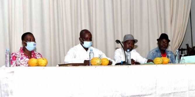 Les producteurs de cacao en Côte-d’Ivoire menacent de se retirer des initiatives de durabilité des industriels Les producteurs de cacao en Côte-d’Ivoire menacent de se retirer des initiatives de durabilité des industriels