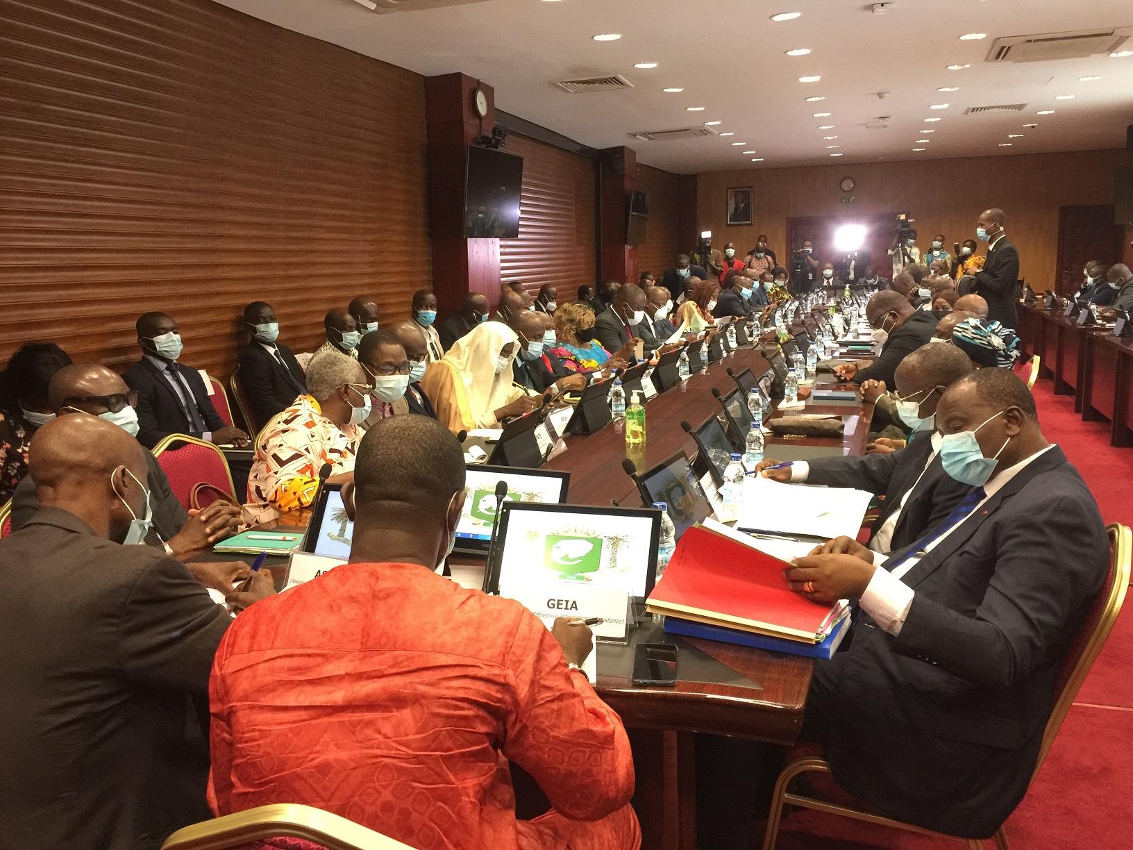 Côte-d’Ivoire: La CEI accusée de « mise en scène » après un vrai-faux communiqué de dépôt de dossiers ? Côte-d’Ivoire: La CEI accusée de « mise en scène » après un vrai-faux communiqué de dépôt de dossiers ?