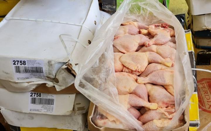 Côte d'Ivoire : Aboisso, les Douanes saisissent 200 cartons de poulets congelés et font don à quatre structures étatiques et sociales du département dont la prison civile Côte d'Ivoire : Aboisso, les Douanes saisissent 200 cartons de poulets congelés et font don à quatre structures étatiques et sociales du département dont la prison civile