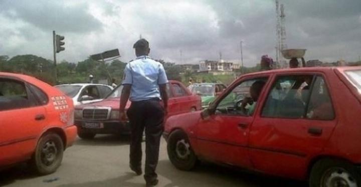Côte d'Ivoire : Ce que devrait faire un agent des forces de l'ordre lorsqu'il interpelle un automobiliste pour une contravention Côte d'Ivoire : Ce que devrait faire un agent des forces de l'ordre lorsqu'il interpelle un automobiliste pour une contravention