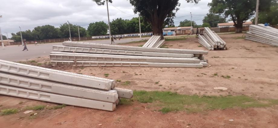 Des poteaux électriques installés pour le renforcement de l’éclairage public à Sinématiali Des poteaux électriques installés pour le renforcement de l’éclairage public à Sinématiali