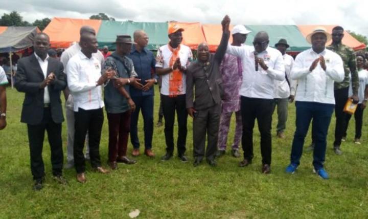 Côte d'Ivoire : Alphonse Séhi et les populations reconnaissant au président Alassane Ouattara pour ses actions de développement Côte d'Ivoire : Alphonse Séhi et les populations reconnaissant au président Alassane Ouattara pour ses actions de développement