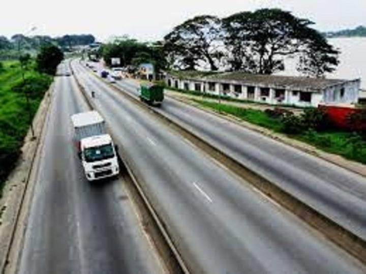 Boulevard de la Paix/Abidjan: Des essais Géotechniques au niveau de la Mosquée bleue ralentissent la circulation Boulevard de la Paix/Abidjan: Des essais Géotechniques au niveau de la Mosquée bleue ralentissent la circulation