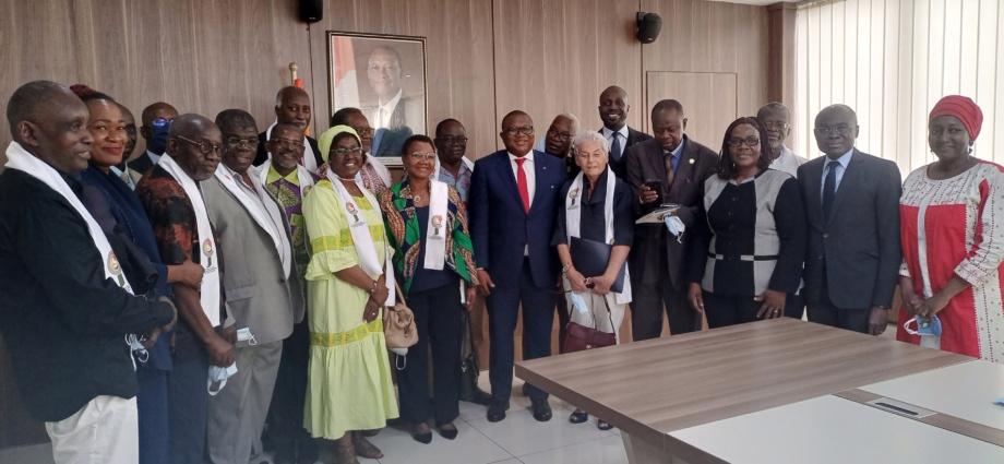 Le ministre de la communication promet une allocation mensuelle de 250 000 fcfa aux journalistes « seniors » retraités Le ministre de la communication promet une allocation mensuelle de 250 000 fcfa aux journalistes « seniors » retraités