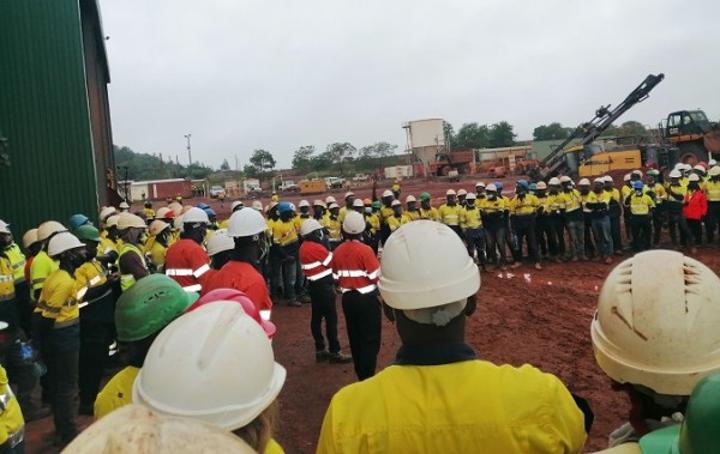 Côte d'Ivoire : Hiré, licenciés pour motifs économiques, près de 500 travailleurs d'une mine d'or en grève, bloquent les travaux et réclament des mesures d'accompagnement Côte d'Ivoire : Hiré, licenciés pour motifs économiques, près de 500 travailleurs d'une mine d'or en grève, bloquent les travaux et réclament des mesures d'accompagnement