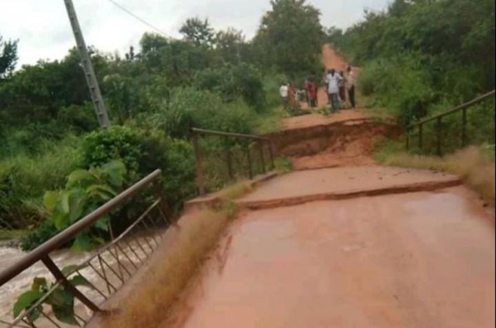 Côte d'Ivoire : Département de Niakara, le pont reliant la Sous-Préfecture de Arikokaha a cédé vendredi sous l'effet d'une forte pluie Côte d'Ivoire : Département de Niakara, le pont reliant la Sous-Préfecture de Arikokaha a cédé vendredi sous l'effet d'une forte pluie