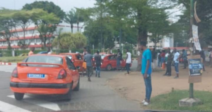 Côte d'Ivoire : Grève des taxis compteurs effective, la menace a pris : « si tout roules on te brule » Côte d'Ivoire : Grève des taxis compteurs effective, la menace a pris : « si tout roules on te brule »