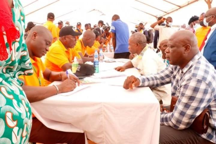 Côte d'Ivoire : Apothéose de la caravane opération tiroirs vides à San Pedro, le représentant de Bruno Koné évoque les importantes reformes initiées Côte d'Ivoire : Apothéose de la caravane opération tiroirs vides à San Pedro, le représentant de Bruno Koné évoque les importantes reformes initiées