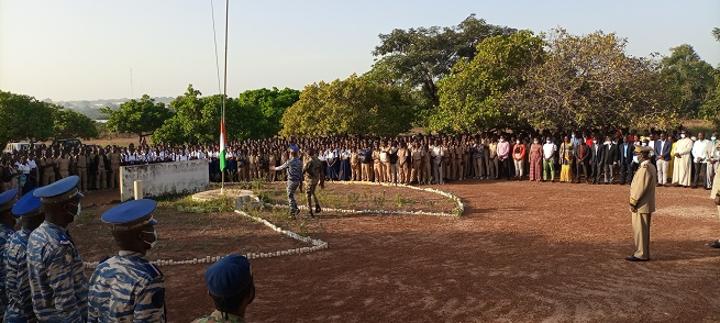 Le salut aux couleurs au lycée pour marquer la reprise de l’école Le salut aux couleurs au lycée pour marquer la reprise de l’école