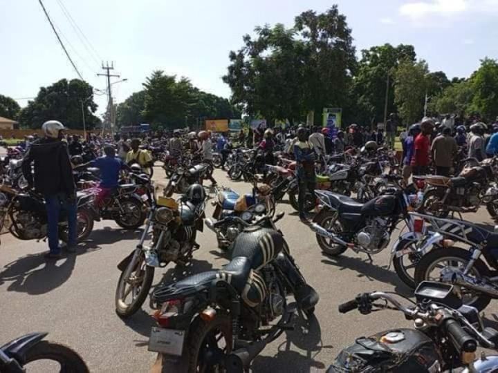 Côte d'Ivoire : Korhogo, dénonçant trop de taxes, les chauffeurs de taxi-moto prennent d'assaut la mairie Côte d'Ivoire : Korhogo, dénonçant trop de taxes, les chauffeurs de taxi-moto prennent d'assaut la mairie