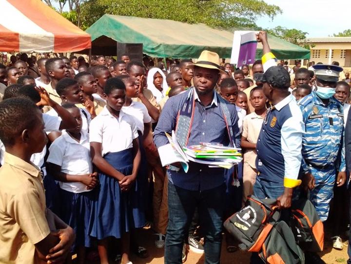 Côte d'Ivoire : Diabo, des centaines d'élèves défavorisés issus de deux sous-préfectures du Gbêkê reçoivent des kits scolaires Côte d'Ivoire : Diabo, des centaines d'élèves défavorisés issus de deux sous-préfectures du Gbêkê reçoivent des kits scolaires
