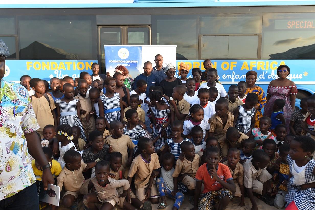«Schtroumf» Bibliobus – Les enfants d’Assinie-Mafia découvrent le plaisir de la lecture grâce au bibliobus «Schtroumf» Bibliobus – Les enfants d’Assinie-Mafia découvrent le plaisir de la lecture grâce au bibliobus