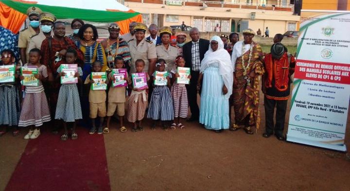Côte d'Ivoire : Bouaké, sous la houlette de la banque mondiale, des élèves du CP1 et CP2 équipés en manuels scolaires Côte d'Ivoire : Bouaké, sous la houlette de la banque mondiale, des élèves du CP1 et CP2 équipés en manuels scolaires