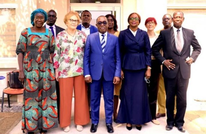Côte d'Ivoire : Mme Dona Fologo présente à Aka Aouélé le Projet LIANE 2 de l'UE qui permettra de toucher plus de 63 000 élèves dans le Sud-Comoé Côte d'Ivoire : Mme Dona Fologo présente à Aka Aouélé le Projet LIANE 2 de l'UE qui permettra de toucher plus de 63 000 élèves dans le Sud-Comoé