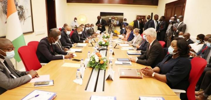 Côte d'Ivoire-France : C2D, 32,8 milliards pour sortir les 300 mille habitants de cinq quartiers précaires des communes d'Abobo de Yopougon et de Koumassi Côte d'Ivoire-France : C2D, 32,8 milliards pour sortir les 300 mille habitants de cinq quartiers précaires des communes d'Abobo de Yopougon et de Koumassi