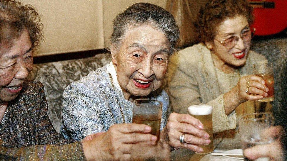 Pourquoi le fait que certaines personnes puissent vivre jusqu'à plus de 100 ans reste un mystère scientifique ? Pourquoi le fait que certaines personnes puissent vivre jusqu'à plus de 100 ans reste un mystère scientifique ?