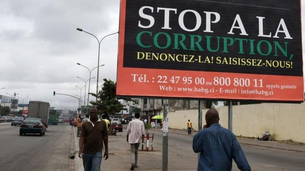 Corruption : la Côte d'Ivoire utilise les caméras cachées pour lutter contre les infractions dans les services publics Corruption : la Côte d'Ivoire utilise les caméras cachées pour lutter contre les infractions dans les services publics