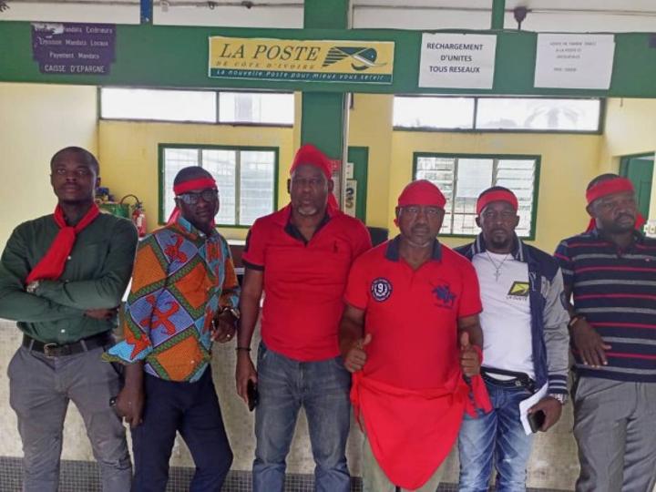 Grève du bandeau rouge à la poste de CI, des agents dénoncent une situation alarmante et invitent le chef de l'Etat à diligenter un véritable audit Grève du bandeau rouge à la poste de CI, des agents dénoncent une situation alarmante et invitent le chef de l'Etat à diligenter un véritable audit