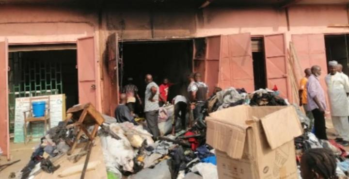Korhogo, un incendie s'est déclaré dans l'entrepôt des Douanes, plusieurs Médicaments falsifiés et de qualité inférieures partis en fumée Korhogo, un incendie s'est déclaré dans l'entrepôt des Douanes, plusieurs Médicaments falsifiés et de qualité inférieures partis en fumée