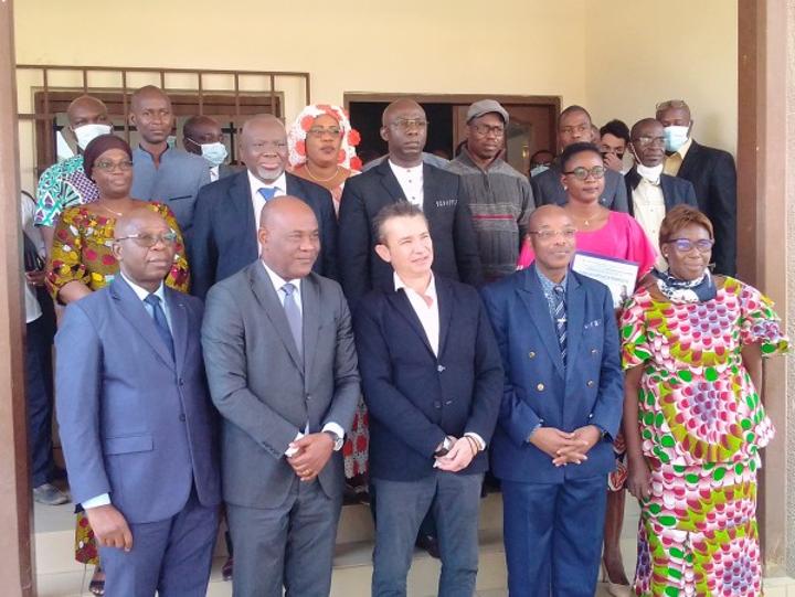 Pour les métiers de l'enseignement dans les collèges et lycées, le DU lancé officiellement à l'UAO de Bouaké Pour les métiers de l'enseignement dans les collèges et lycées, le DU lancé officiellement à l'UAO de Bouaké