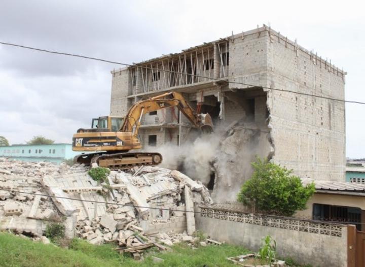 Yopougon, destruction d'un immeuble R+3 sans permis de construire et présentant des risques d'effondrement Yopougon, destruction d'un immeuble R+3 sans permis de construire et présentant des risques d'effondrement