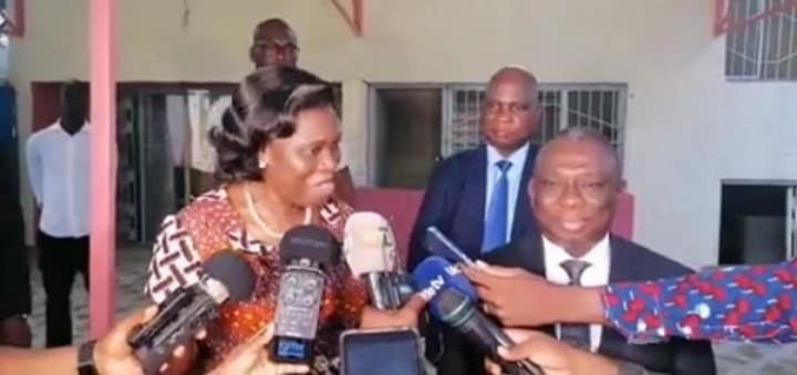 Simone Gbagbo reçoit un membre du Gouvernement ivoirien et lui soumet la question du retour au Pays de Blé Goudé Simone Gbagbo reçoit un membre du Gouvernement ivoirien et lui soumet la question du retour au Pays de Blé Goudé