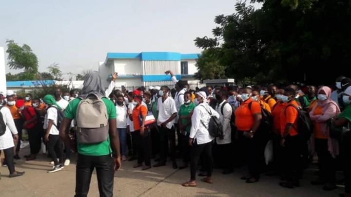 En grève, les élèves de l'Infas prennent d'assaut la cour de l'école, ils réclament leurs bourses et dénoncent l'augmentation des inscriptions En grève, les élèves de l'Infas prennent d'assaut la cour de l'école, ils réclament leurs bourses et dénoncent l'augmentation des inscriptions