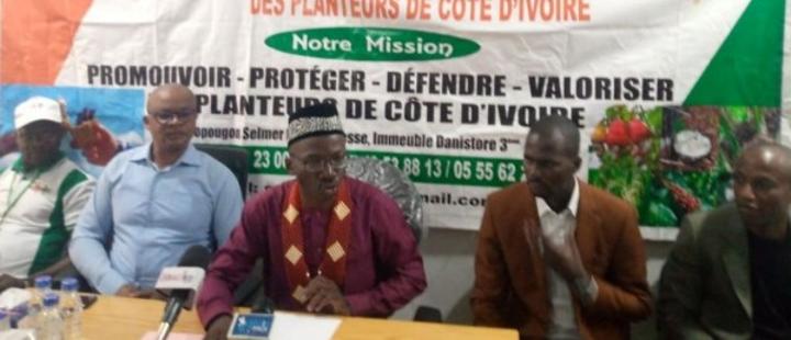 Filière Café-Cacao, le syndicat Synarep-CI crie son ras-le-bol face à la misère des planteurs et interpelle le président de la République Filière Café-Cacao, le syndicat Synarep-CI crie son ras-le-bol face à la misère des planteurs et interpelle le président de la République