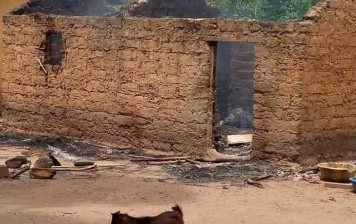Niakara, les affrontements entre jeunes suite à l'assassinat d'un adolescent provoquent l'exode des populations, le tuteur du présumé meurtrier mis aux arrêts Niakara, les affrontements entre jeunes suite à l'assassinat d'un adolescent provoquent l'exode des populations, le tuteur du présumé meurtrier mis aux arrêts