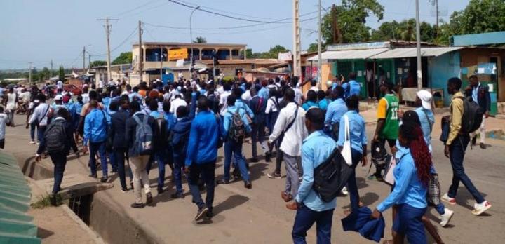 Bouaké, élèves et étudiants dans les rues pour 72 heures, le SG du CEECI martèle « notre devoir c'est de défendre les intérêts des élèves et étudiants...» Bouaké, élèves et étudiants dans les rues pour 72 heures, le SG du CEECI martèle « notre devoir c'est de défendre les intérêts des élèves et étudiants...»
