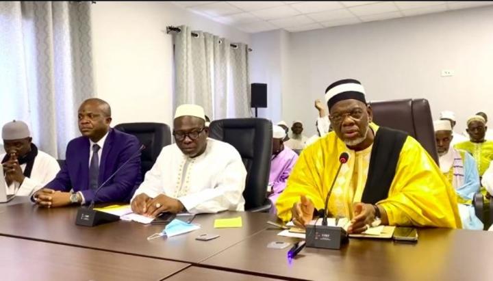Recevant André Tia au siège du COSIM, le Cheickoul Aïma Ousmane exhorte les Partis politiques à éviter d'être une lame qui « fend le tissu social Ivoirien » Recevant André Tia au siège du COSIM, le Cheickoul Aïma Ousmane exhorte les Partis politiques à éviter d'être une lame qui « fend le tissu social Ivoirien »