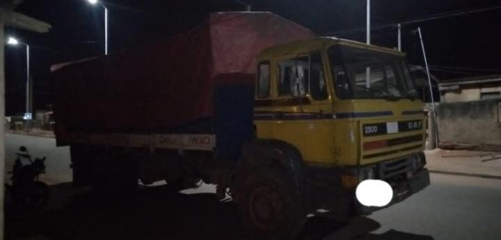 Un camion de 10 tonnes transportant un chargement suspect intercepté avec son bord 300 éléments de bois issus du sciage à façon Un camion de 10 tonnes transportant un chargement suspect intercepté avec son bord 300 éléments de bois issus du sciage à façon