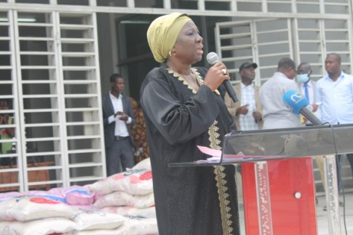 Abobo, le Conseil municipal dote les services de la mairie de matériel roulant, d'ordinateurs et des mobiliers d'une valeur de 564.893.651 FCFA Abobo, le Conseil municipal dote les services de la mairie de matériel roulant, d'ordinateurs et des mobiliers d'une valeur de 564.893.651 FCFA