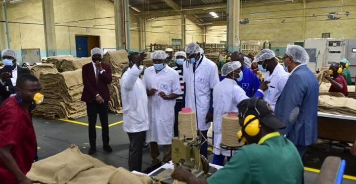 En dépit d'une perte de 1,276 milliards de FCFA en 2021, FILTISAC rassure les exportateurs sur sa capacité à les satisfaire pour la prochaine campagne En dépit d'une perte de 1,276 milliards de FCFA en 2021, FILTISAC rassure les exportateurs sur sa capacité à les satisfaire pour la prochaine campagne