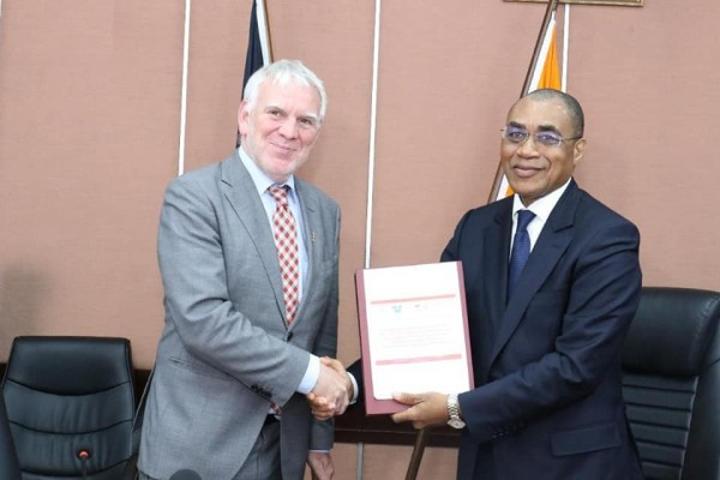 Berlin octroie un prêt de 19 milliards FCFA à Abidjan pour appuyer son Programme Electricité Pour Tous (PEPT), 130.000 ménages vulnérables visés Berlin octroie un prêt de 19 milliards FCFA à Abidjan pour appuyer son Programme Electricité Pour Tous (PEPT), 130.000 ménages vulnérables visés