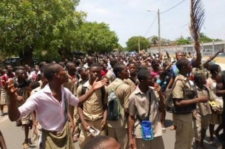 Zoukougbeu, un phénomène inhabituel de transe et de mort inexpliquées provoque la colère des élèves, manifestation dans les rues Zoukougbeu, un phénomène inhabituel de transe et de mort inexpliquées provoque la colère des élèves, manifestation dans les rues