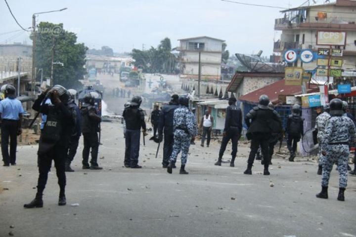 Tiebissou, les taxi-moto disent non au contrôle des pièces, blessent un policier et paralysent la ville Tiebissou, les taxi-moto disent non au contrôle des pièces, blessent un policier et paralysent la ville