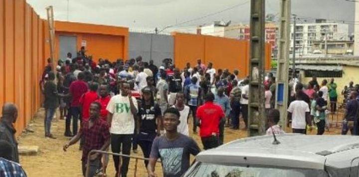 Opposition Africa Sport – Stade d'Abidjan, plusieurs supporters gazés, le match stoppé et reporté à ce mardi, voici les raisons Opposition Africa Sport – Stade d'Abidjan, plusieurs supporters gazés, le match stoppé et reporté à ce mardi, voici les raisons