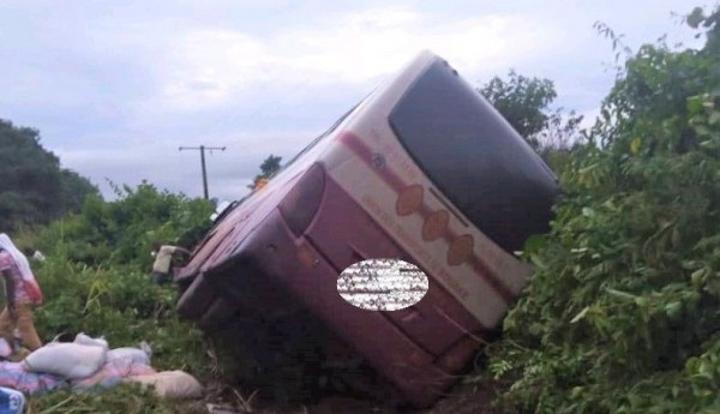 Un car UTB entraîné dans le décor après une violente collision avec un véhicule personnel, plusieurs victimes Un car UTB entraîné dans le décor après une violente collision avec un véhicule personnel, plusieurs victimes