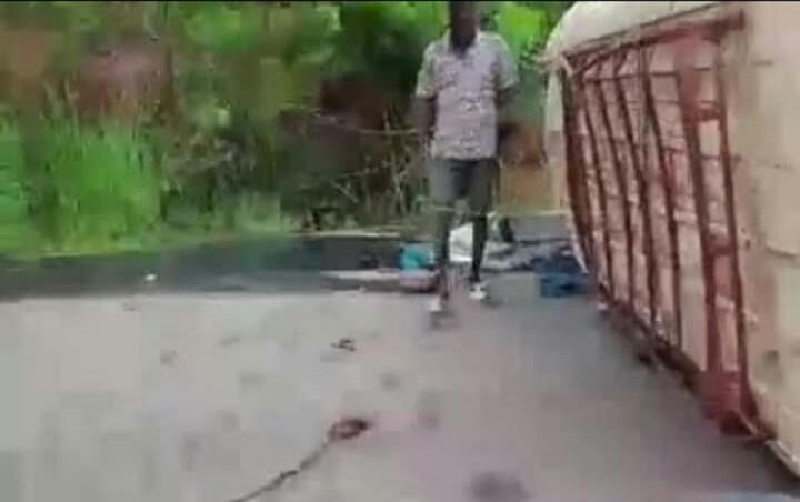 De retour d'une mission sur Issia, le minicar des membres du corps médical fait une sortie de route, des blessés graves De retour d'une mission sur Issia, le minicar des membres du corps médical fait une sortie de route, des blessés graves